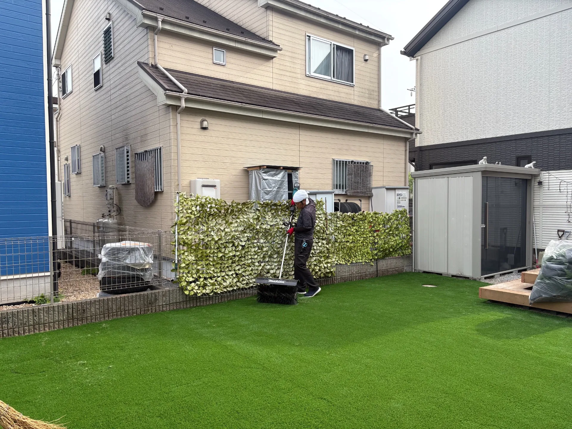 仕上げにブラッシングして芝生を起こしてあげます。