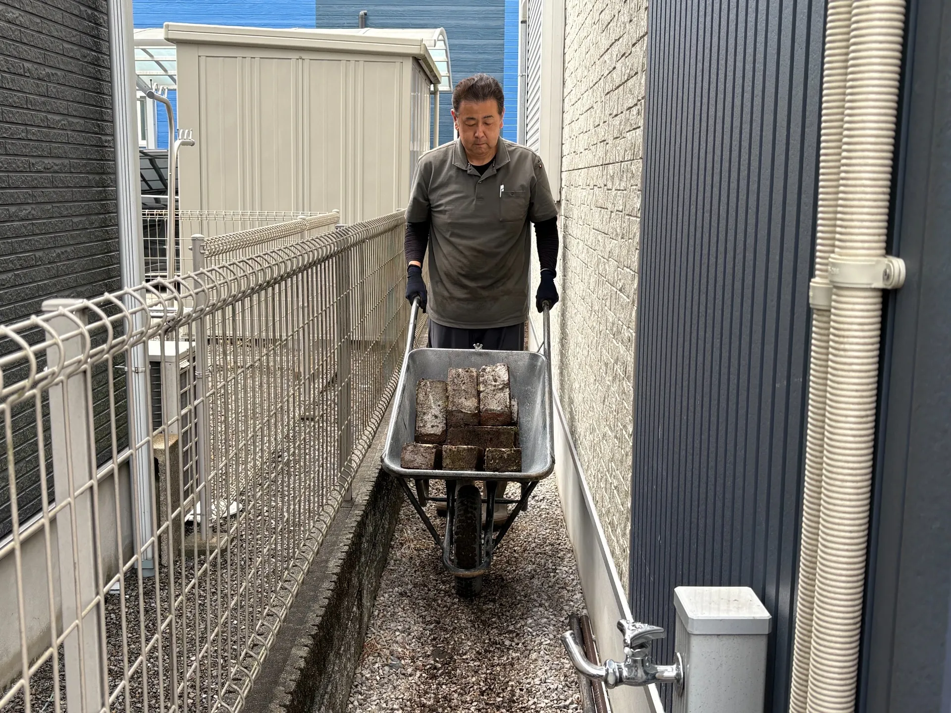 レンガやタイルなどを人力で運び出します