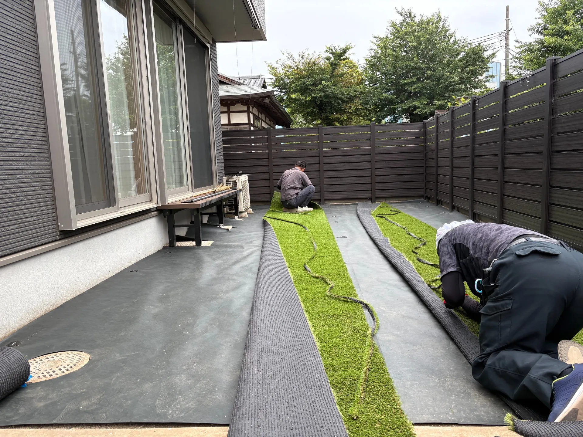人工芝施工中