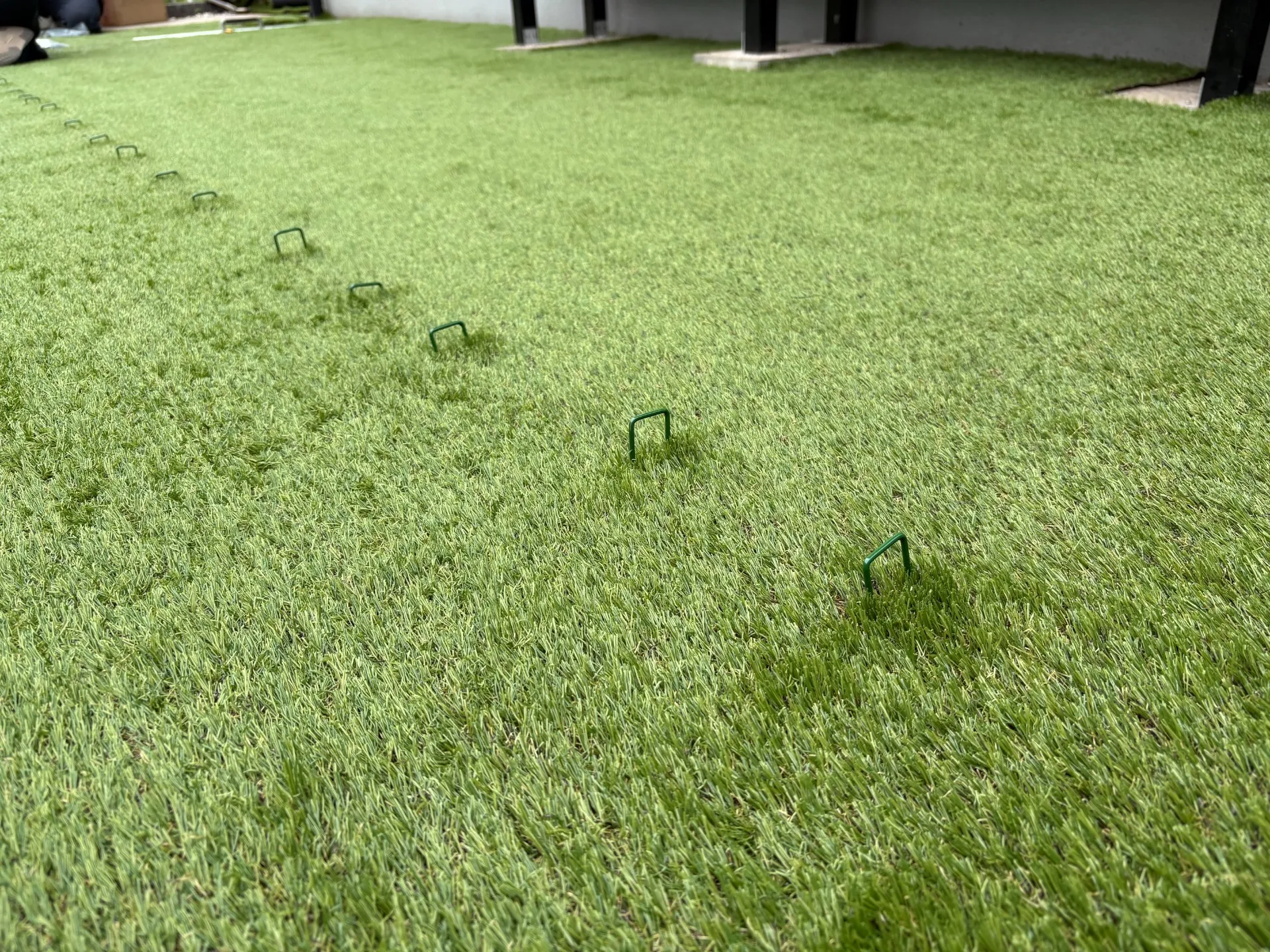 ピンでしっかりと固定していきます