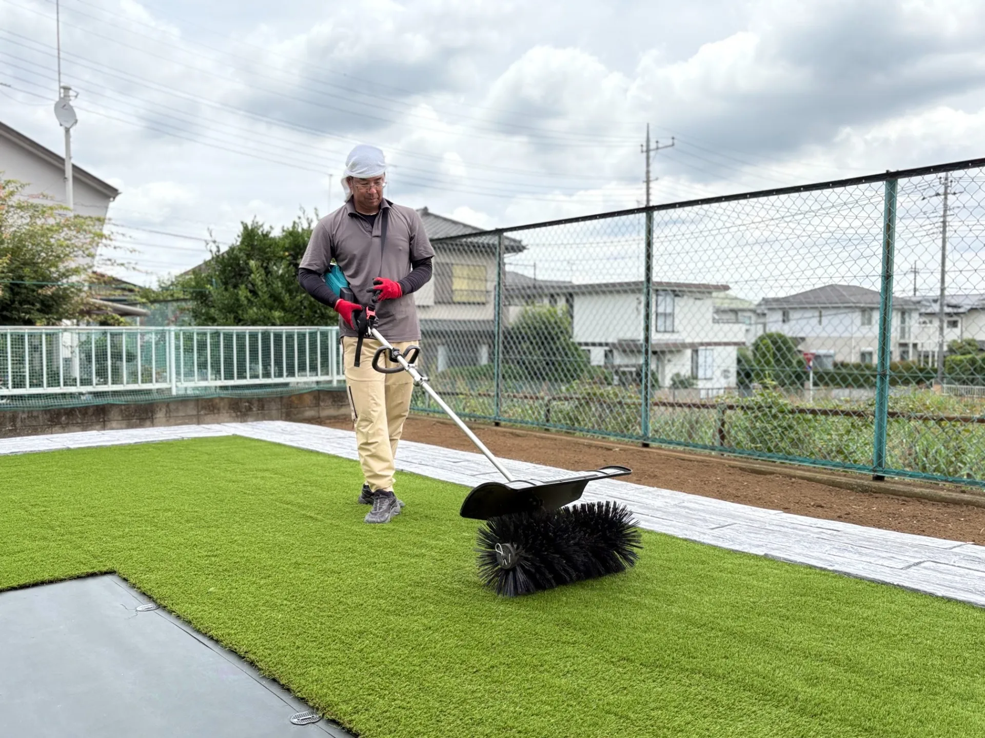 仕上げにブラッシングして芝生を起こしてあげます。