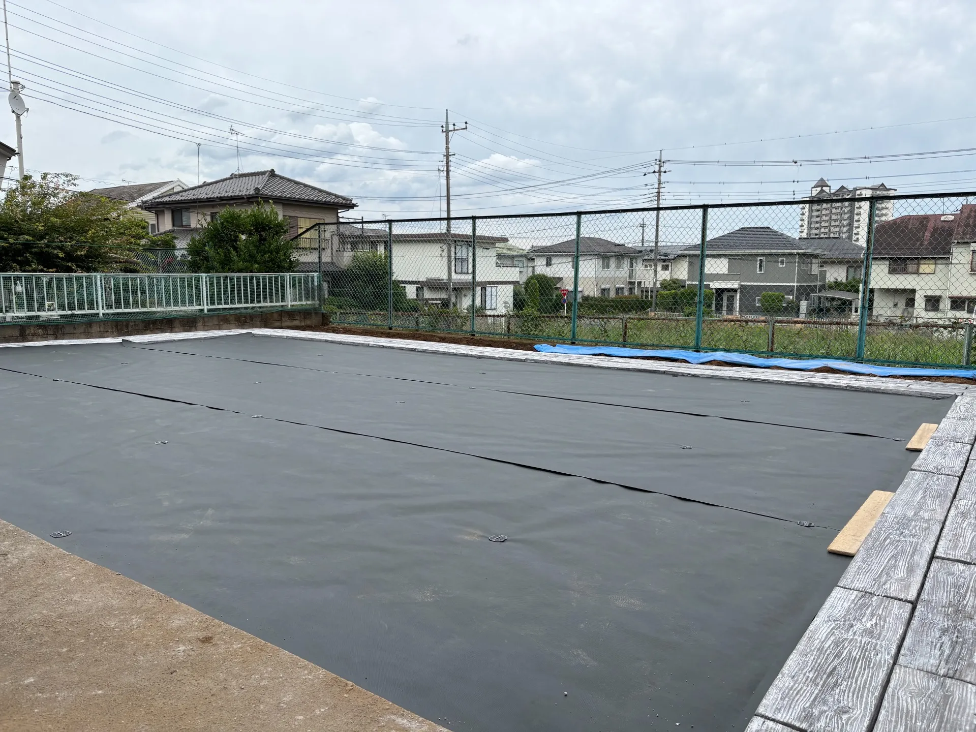 全面に高耐久防草シート敷設