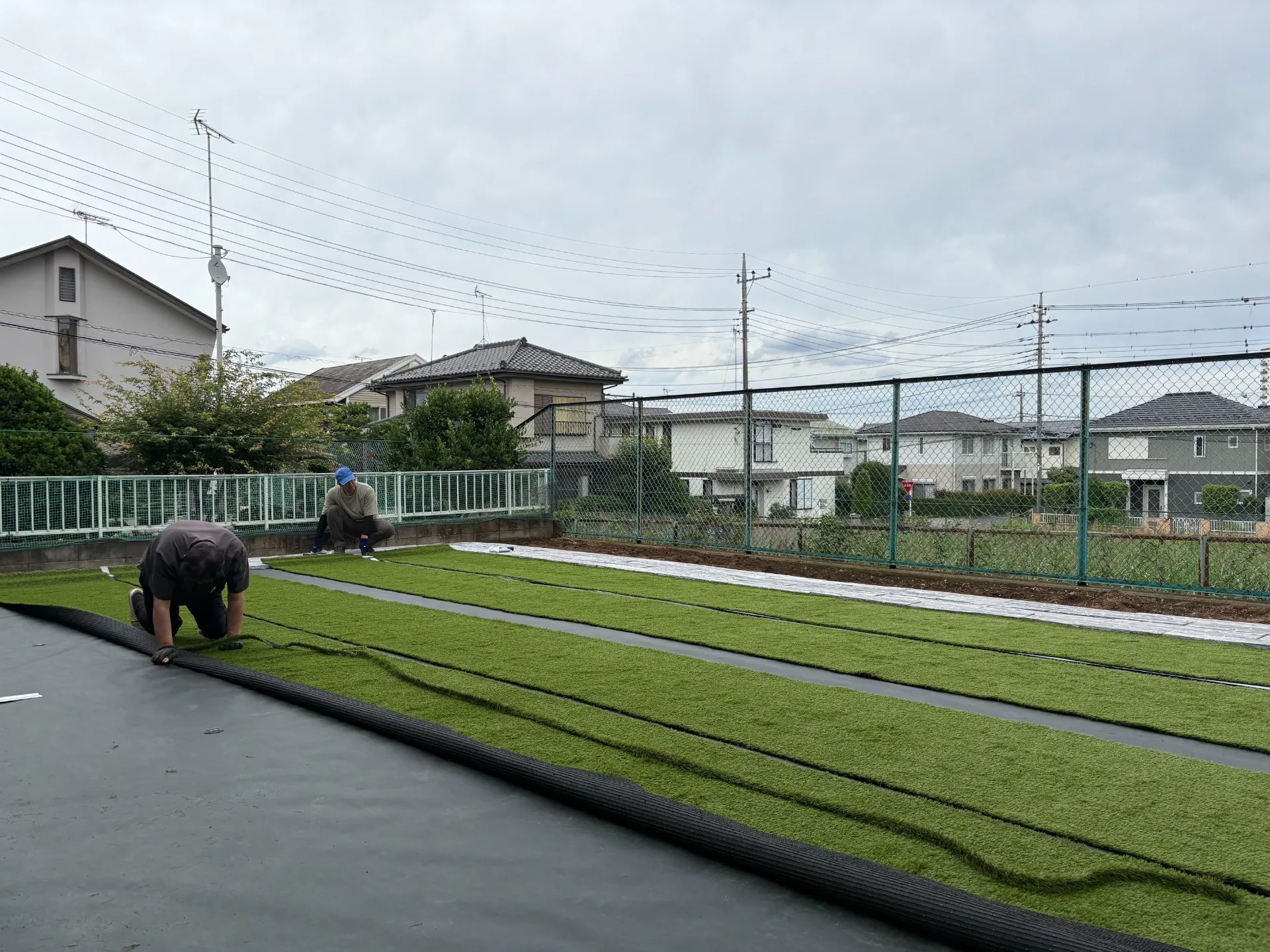 人工芝施工中