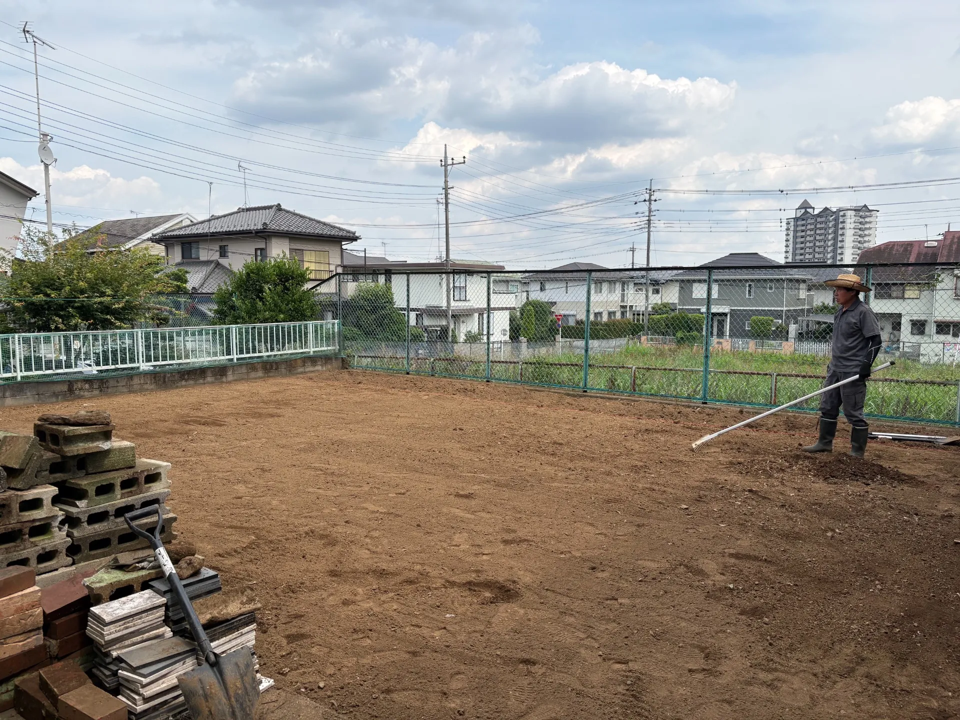 石材ブロックを全て撤去して更地に戻します