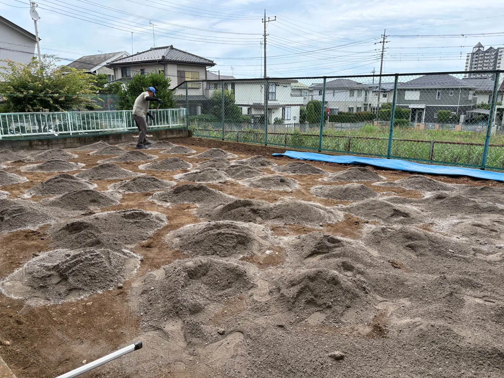 砂も全て人力で運びます
