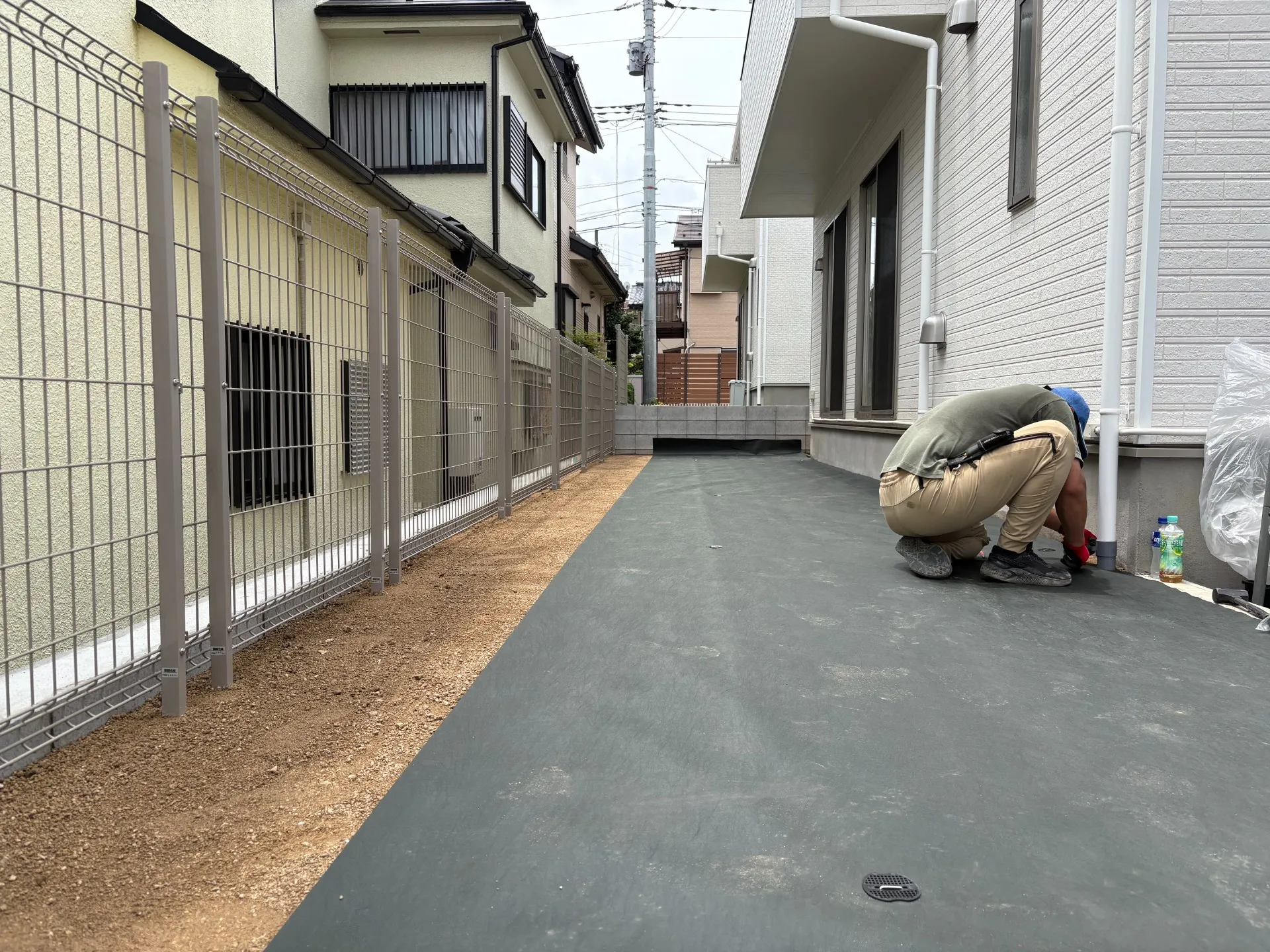 転圧・整地してから防草シート敷設