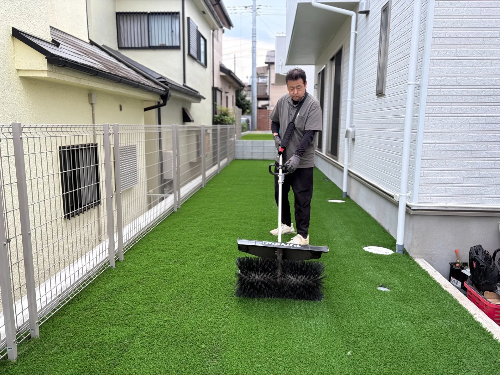 人工芝敷設完了後、ブラッシングして芝生を起こしてあげます。