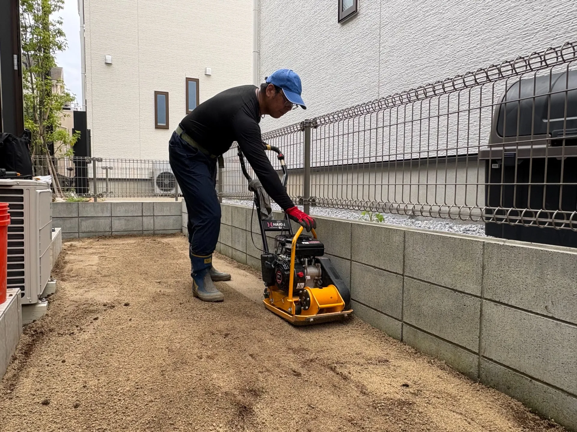 下地砂を敷き転圧・整地