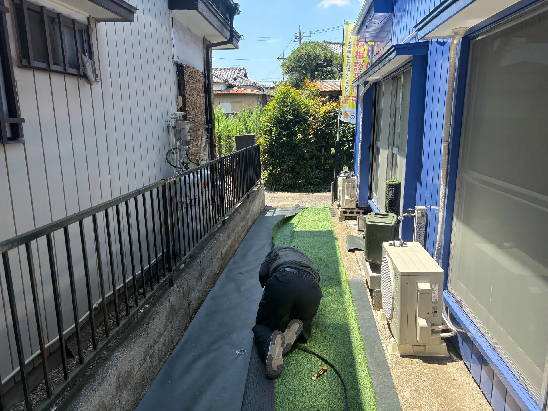 人工芝のミミを丁寧にカットします