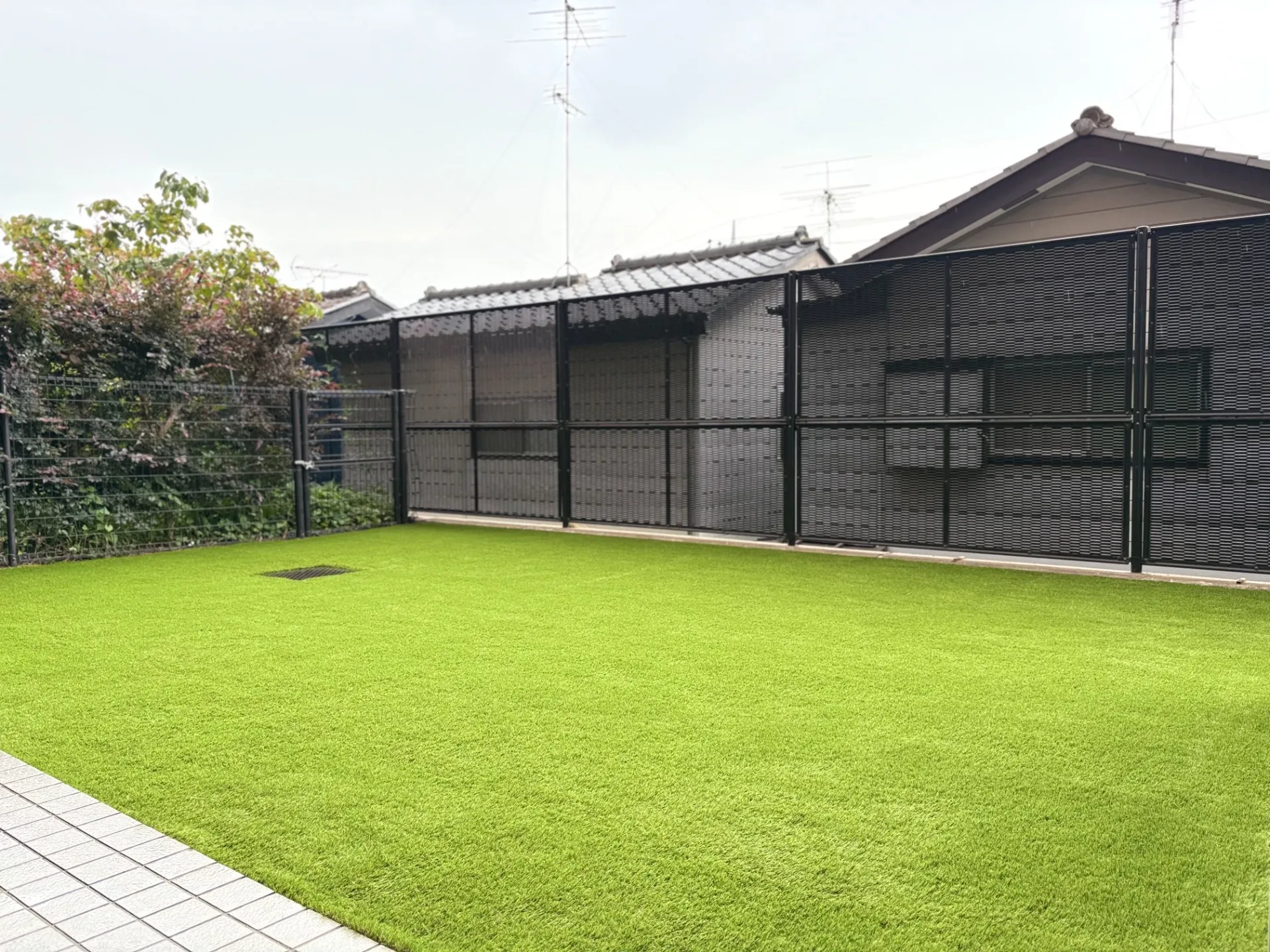 【埼玉県入間市】マンション専用庭の雑草問題を解決!古い防草シートを撤去して人工芝へ|明るく快適なお庭にリフォーム