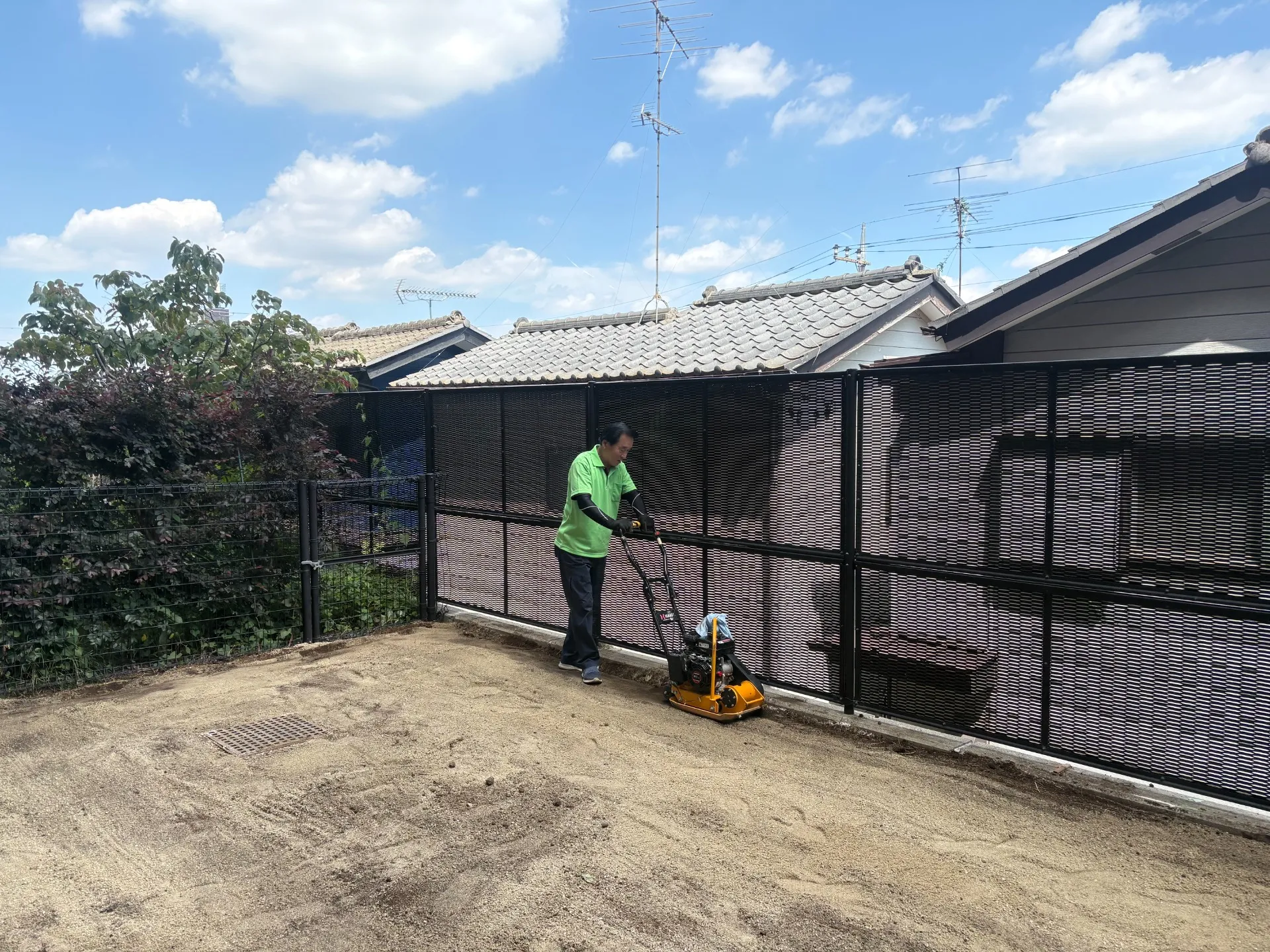 下地砂を搬入し転圧機で整地