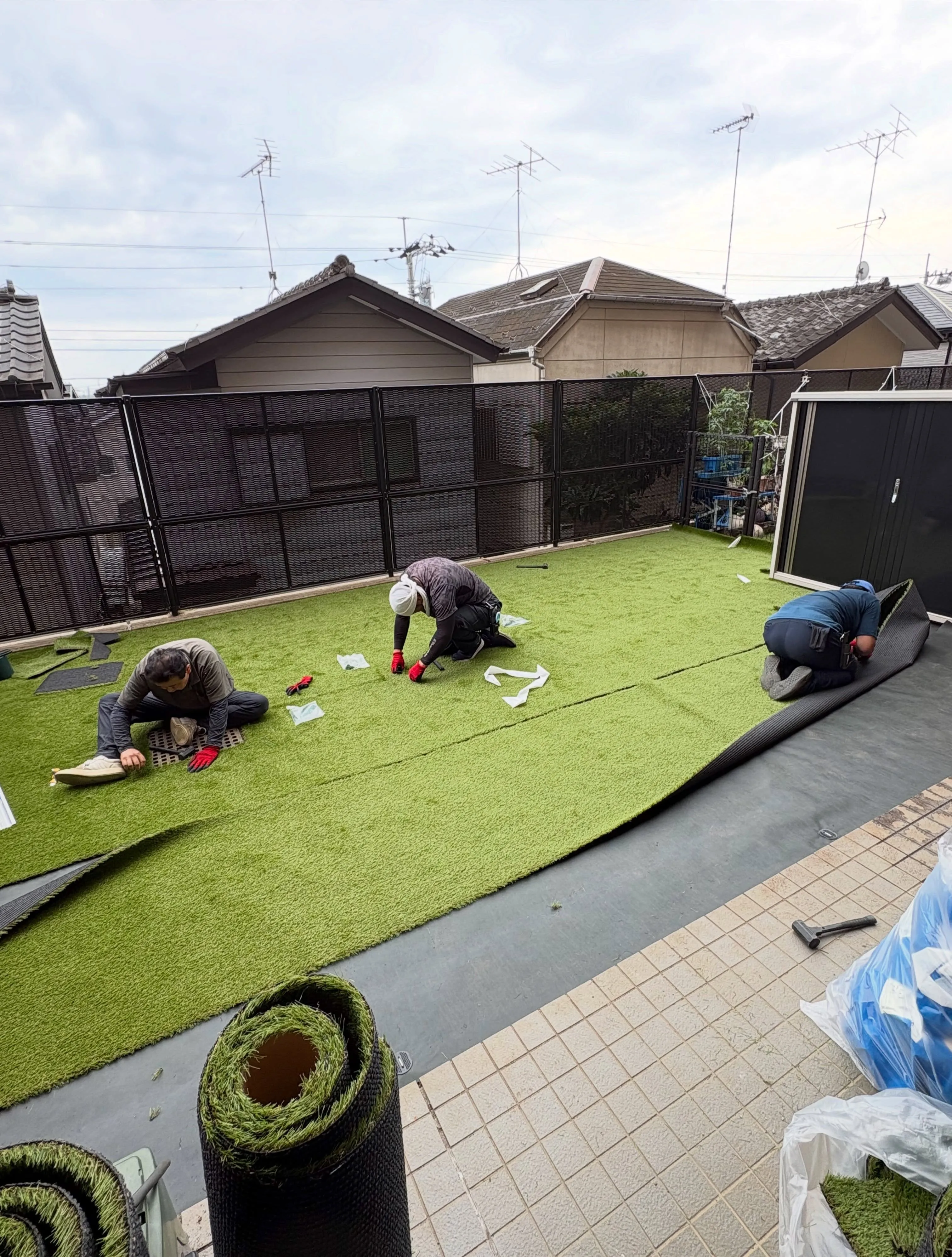 🏢【入間市のマンション専用庭を人工芝リフォーム】👷🏼✨