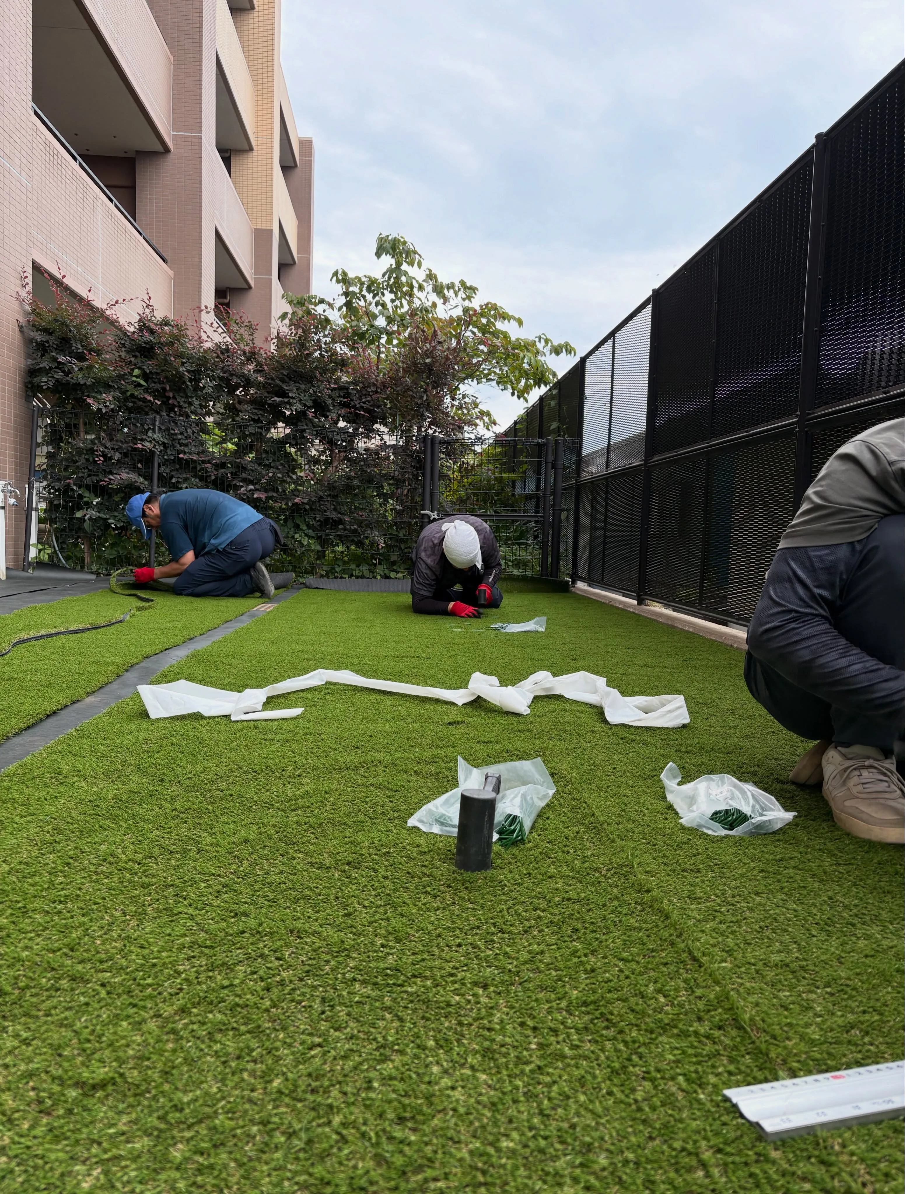 🏢【入間市のマンション専用庭を人工芝リフォーム】👷🏼✨