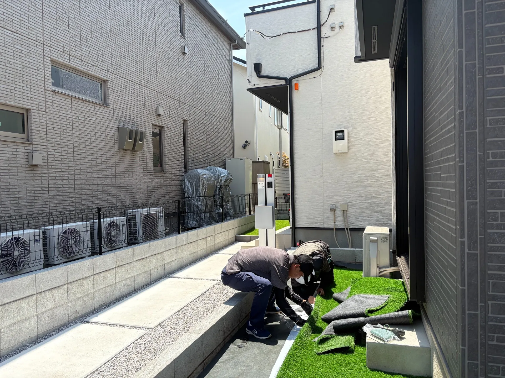 人工芝の継ぎ目は特に丁寧に施工します