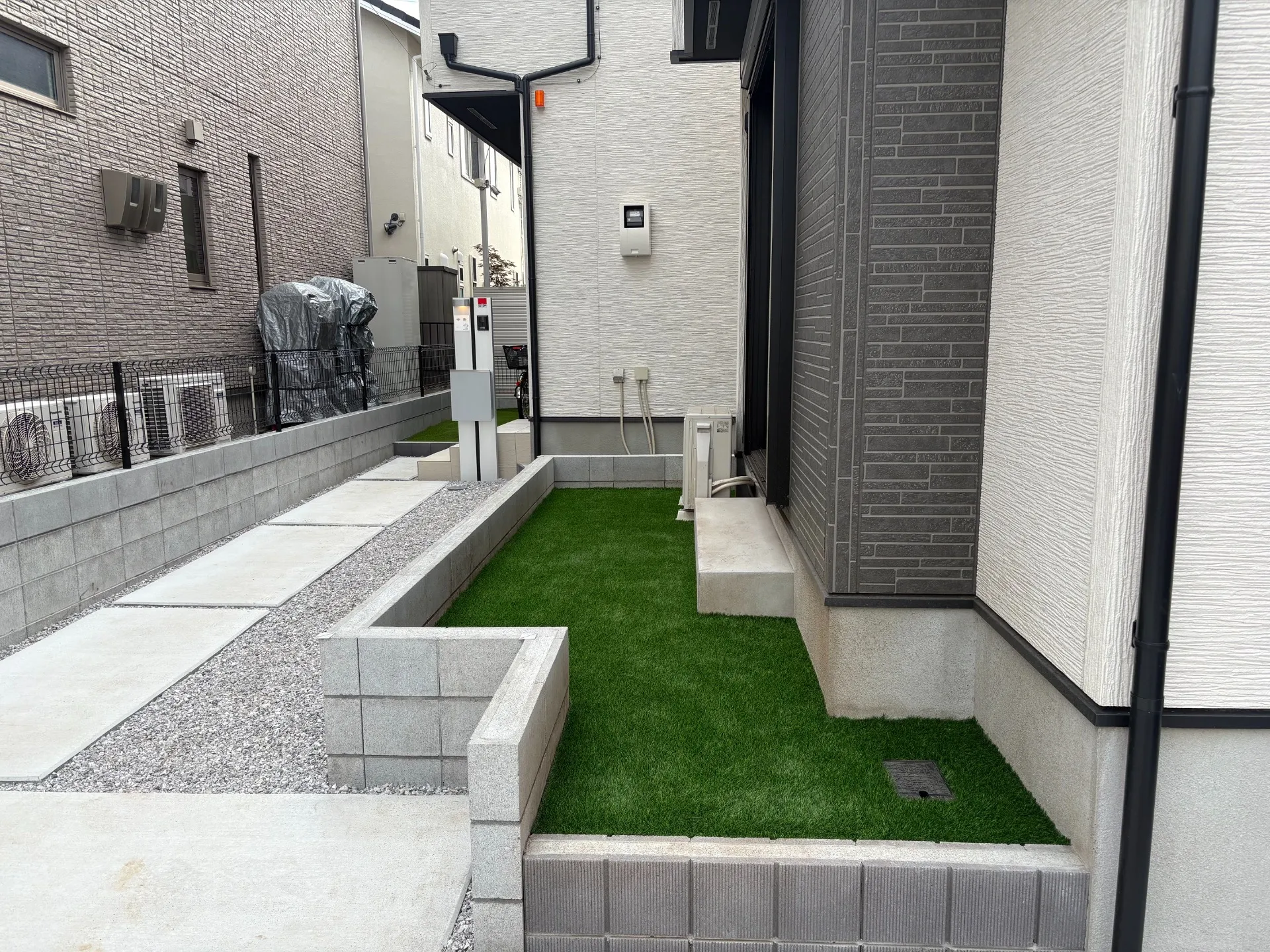 【埼玉県 狭山市の新築外構】人工芝を10万円で施工！25万円の見積もりから大幅コストダウン｜新築戸建てのお庭が美しく変身