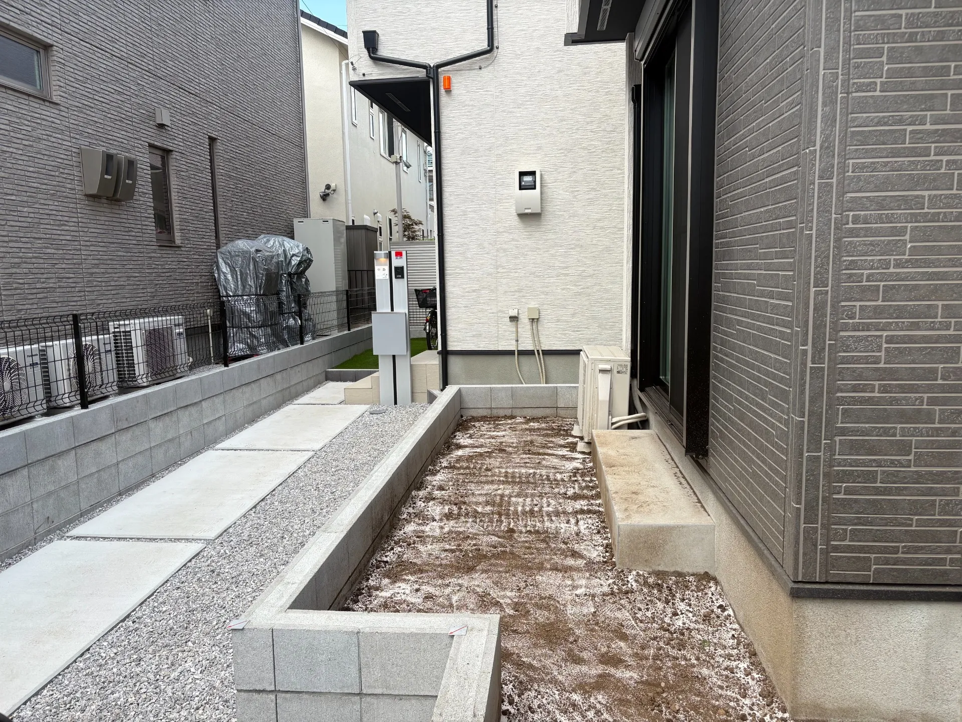 雑草を除去し除草剤散布