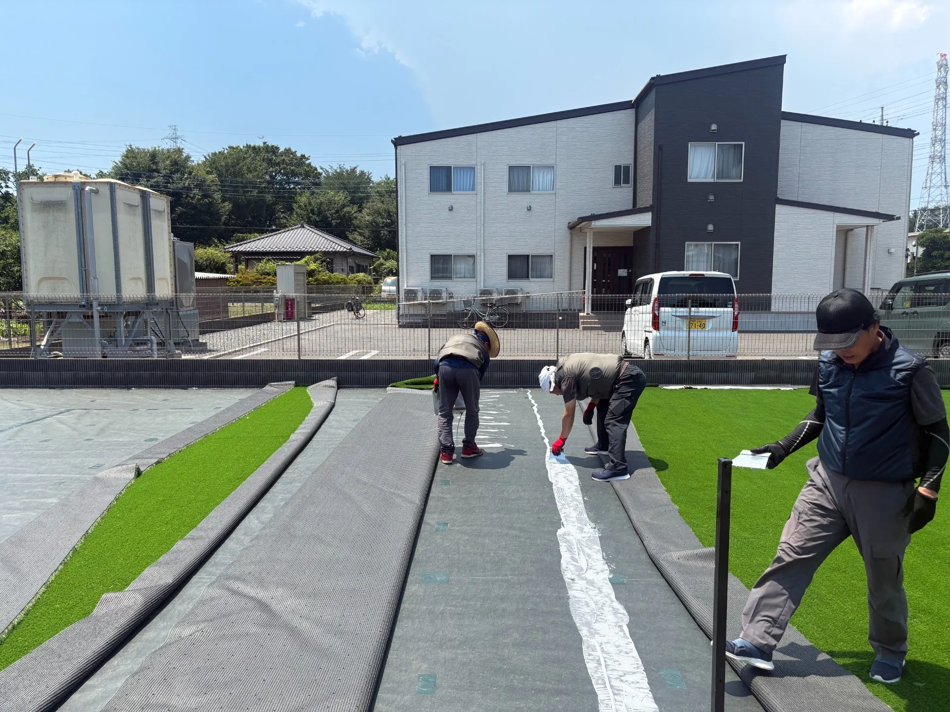ボンドを使用し人工芝を固定します。