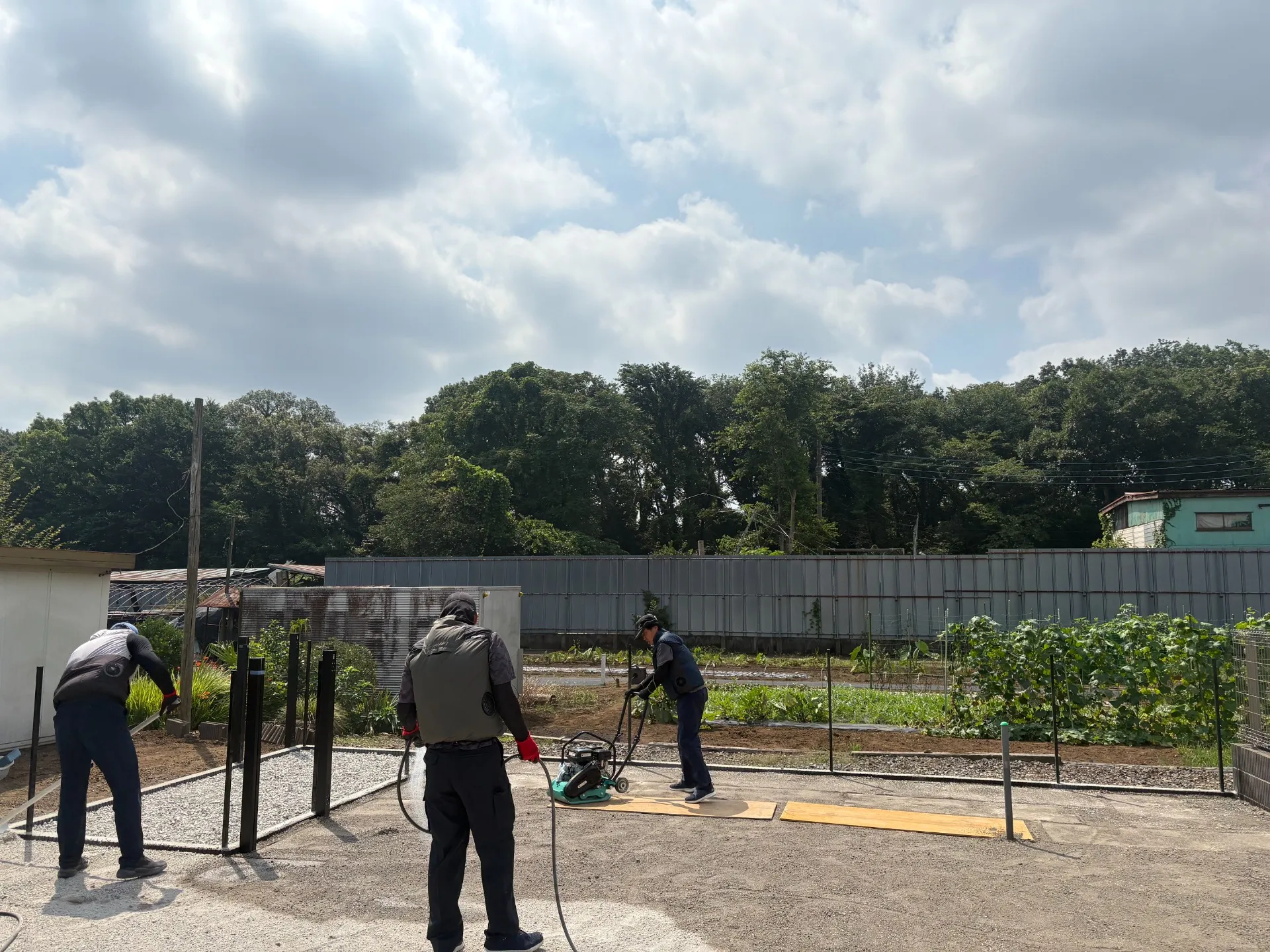 人力作業で整地の仕上げを行います。