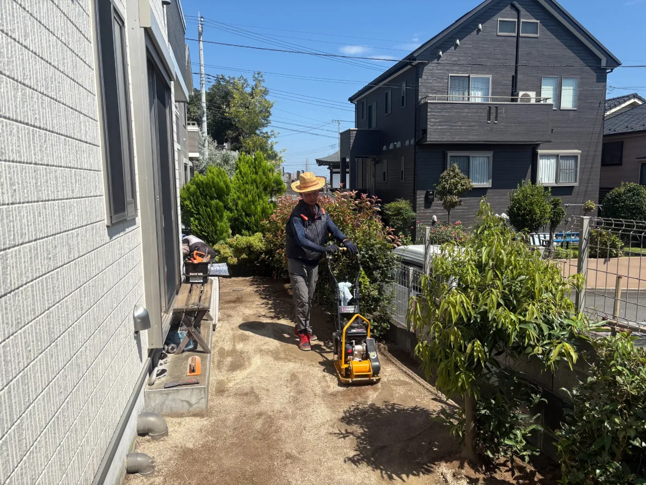 下地砂を搬入し転圧・整地作業