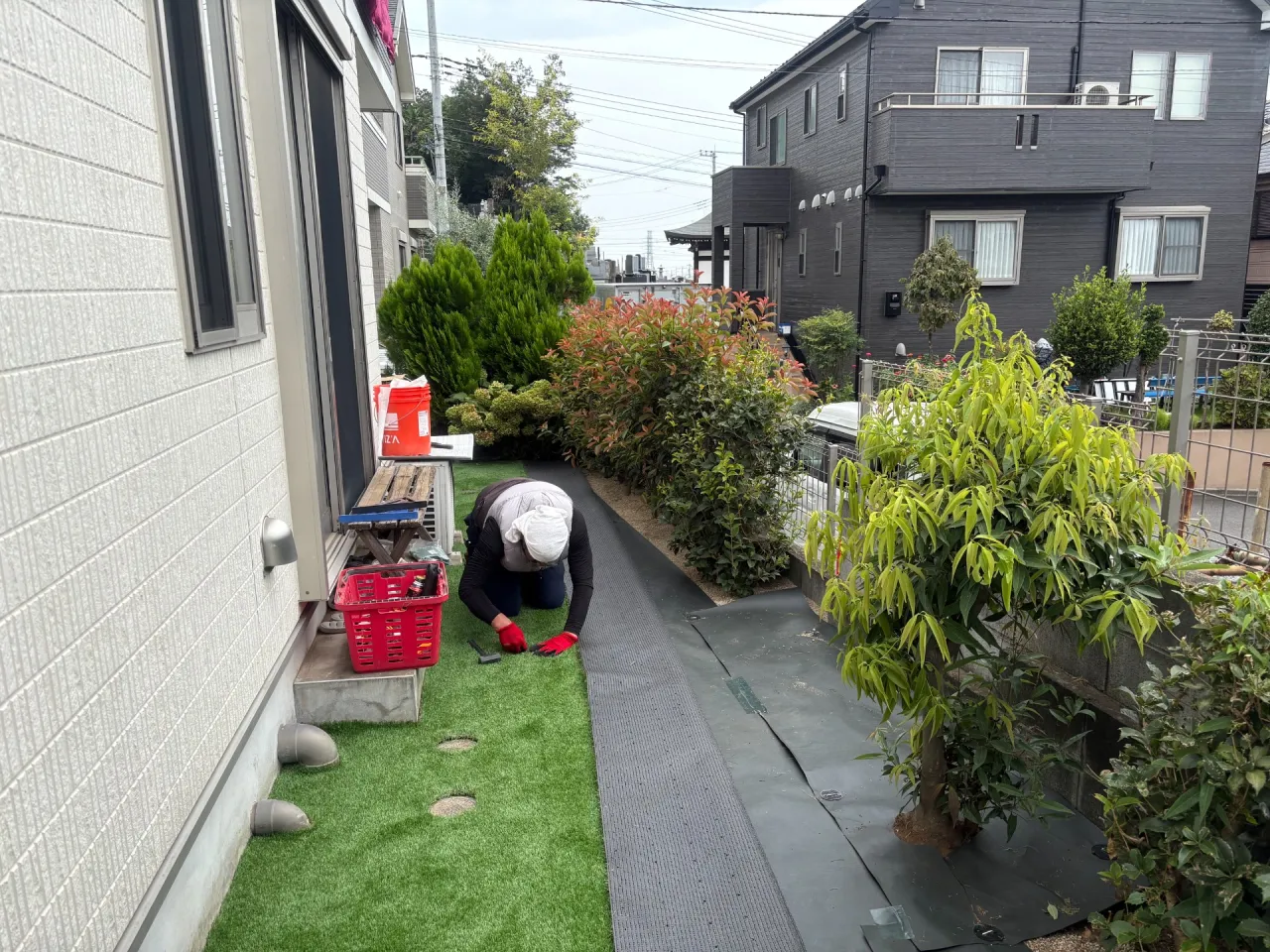 人工芝施工中
