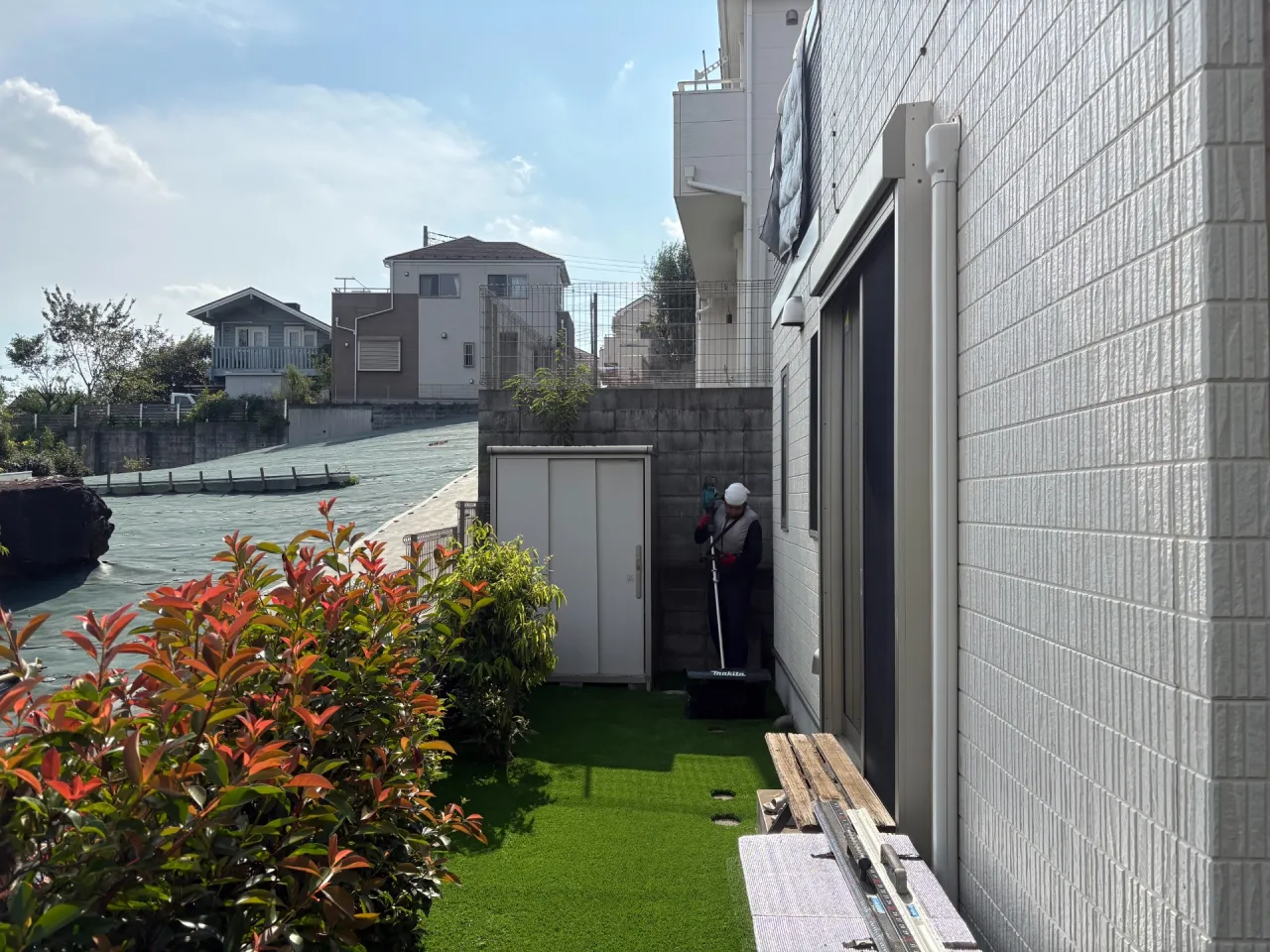 仕上げにブラッシングして芝生を起こしてあげます。