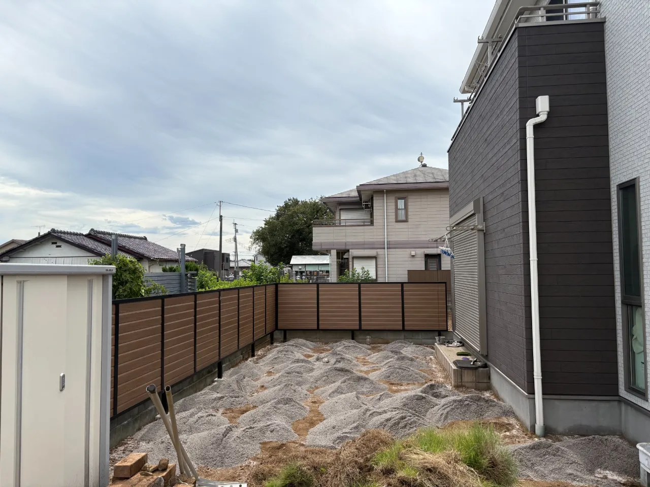 下地砂を全面に敷き詰めます。