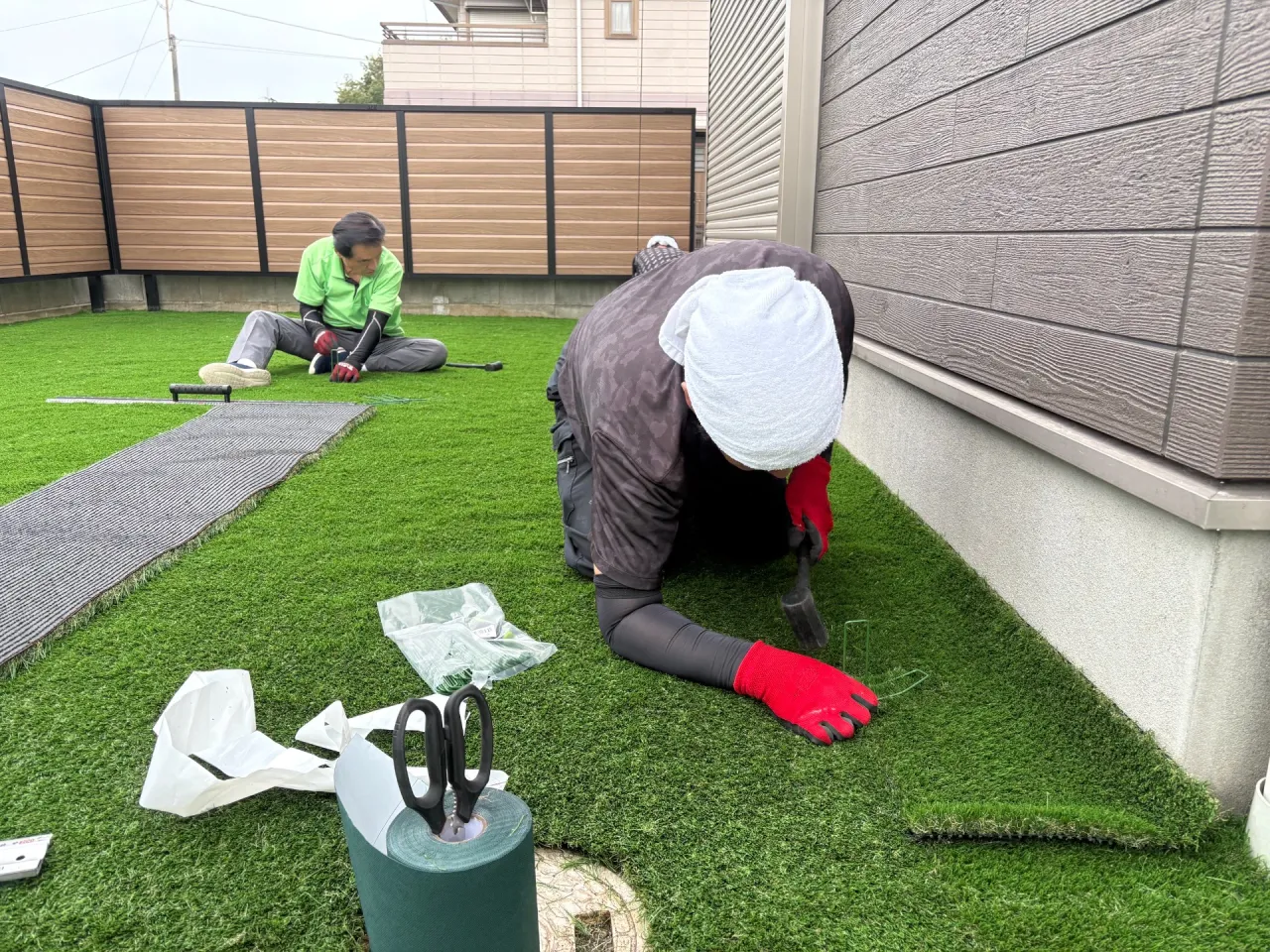 人工芝施工中
