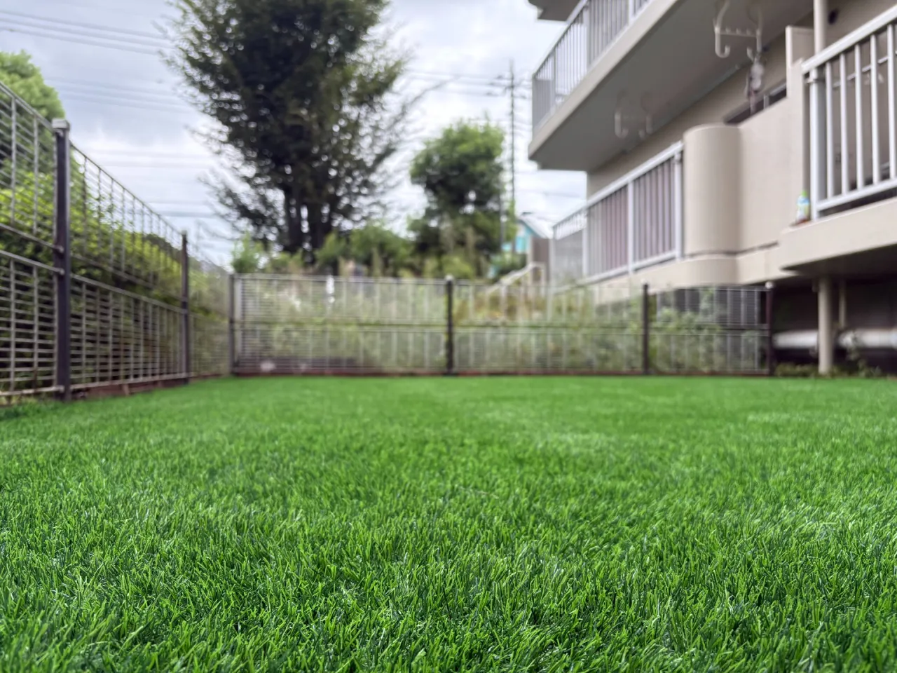 人工芝の緑鮮やかな、すっきりとしたお庭に生まれ変わりました。