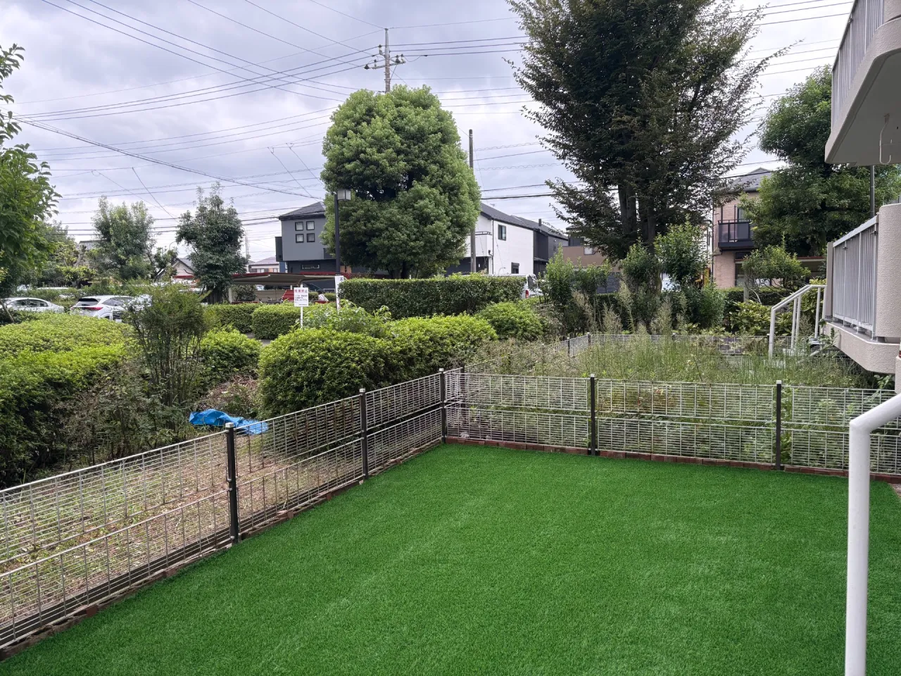 【埼玉県川越市】団地1階の専用庭を人工芝リフォーム｜雑草に悩まされたDIY人工芝を撤去して快適なお庭へ