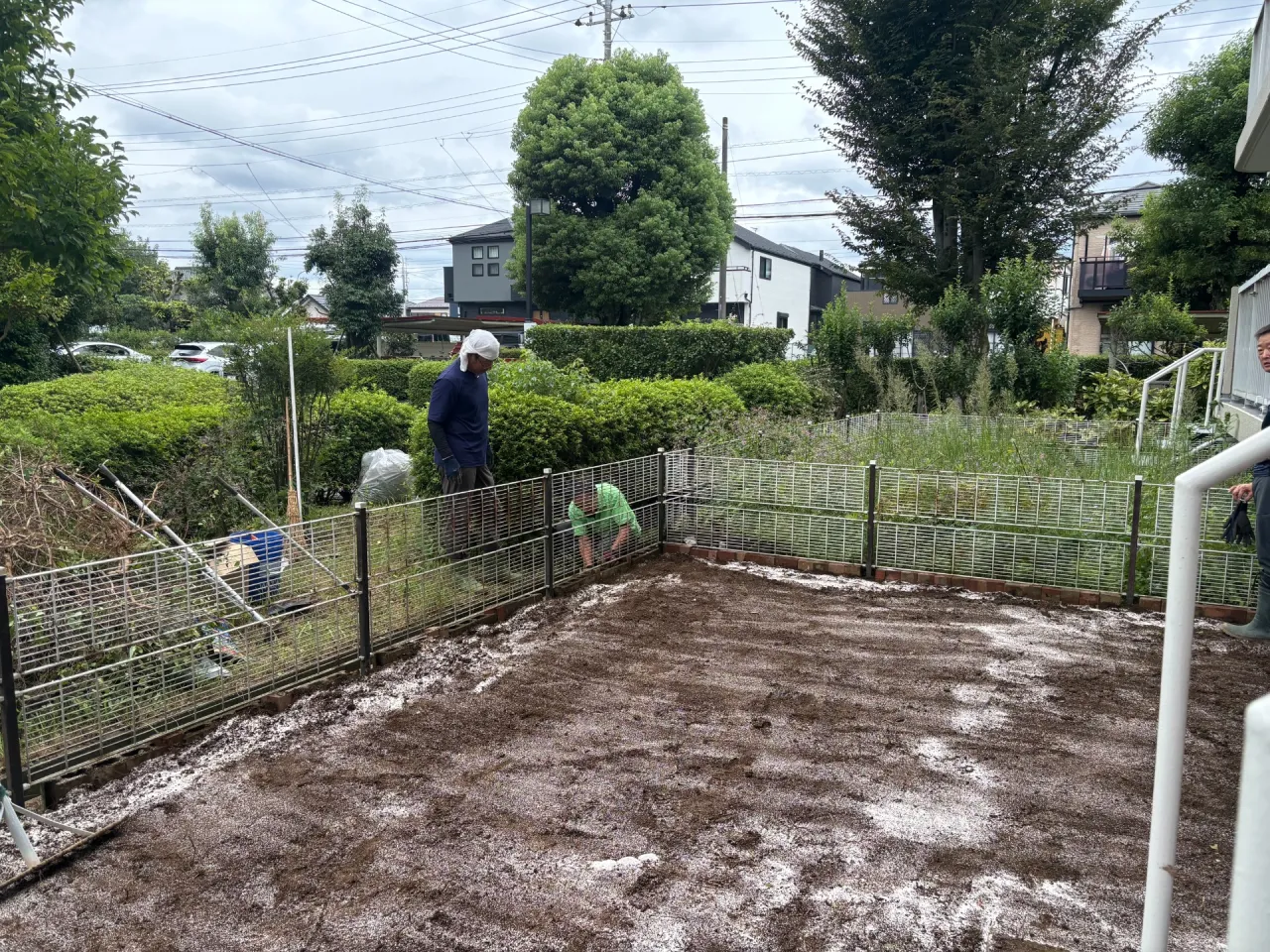除草剤を散布して徹底的に雑草対策を行います。