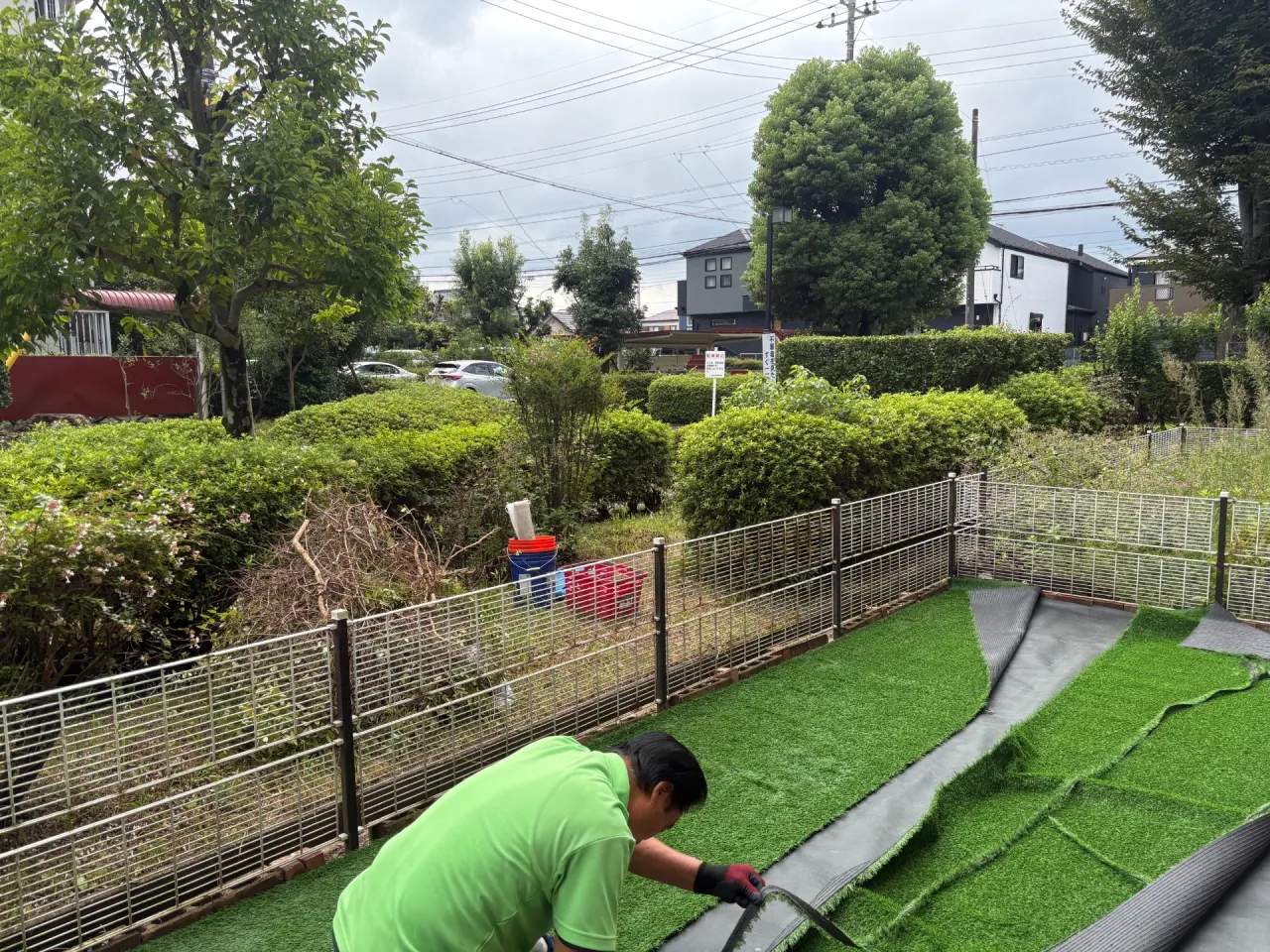 人工芝施工中