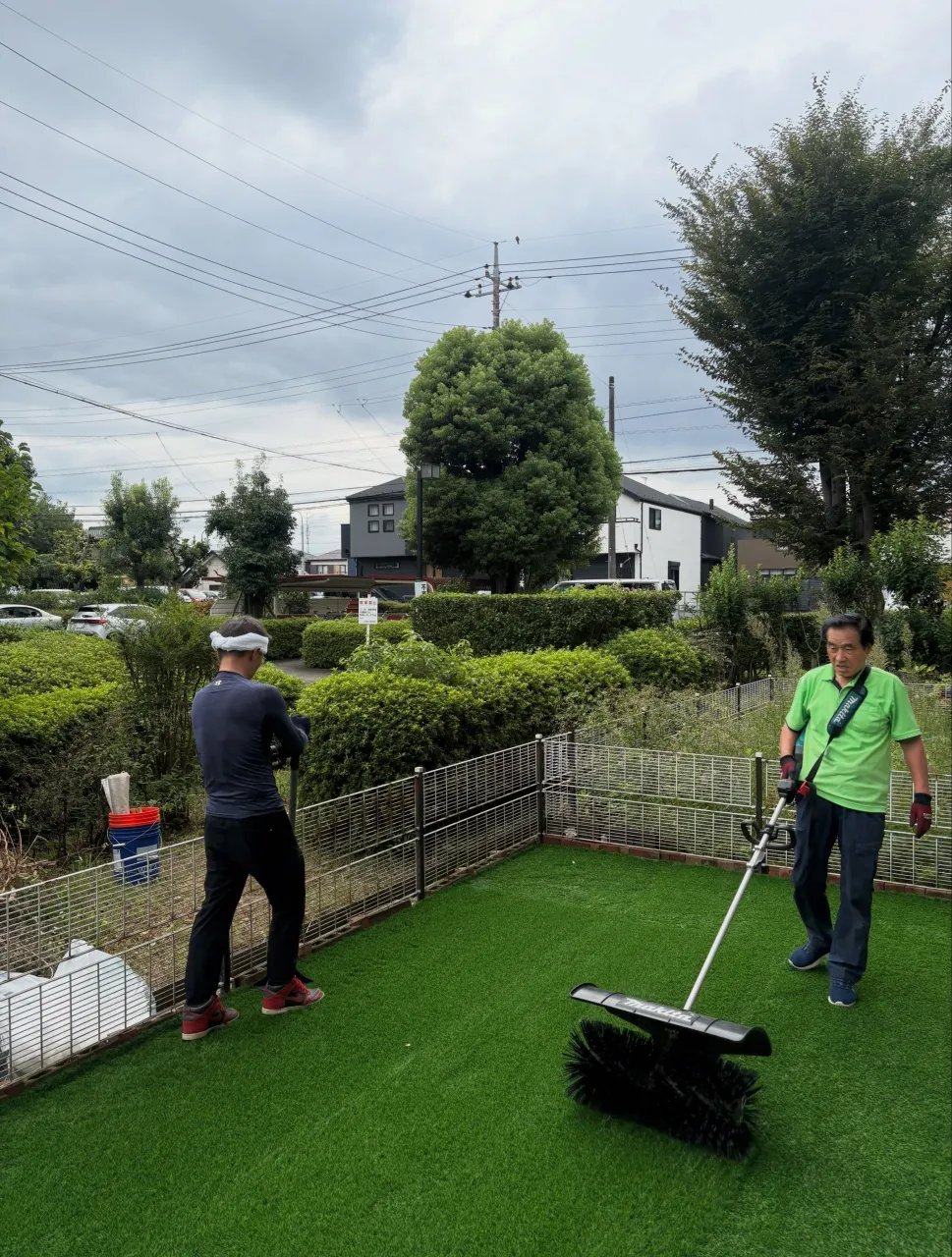 🫣【えっ…人工芝なのに、雑草だらけ⁉️】🚨😭