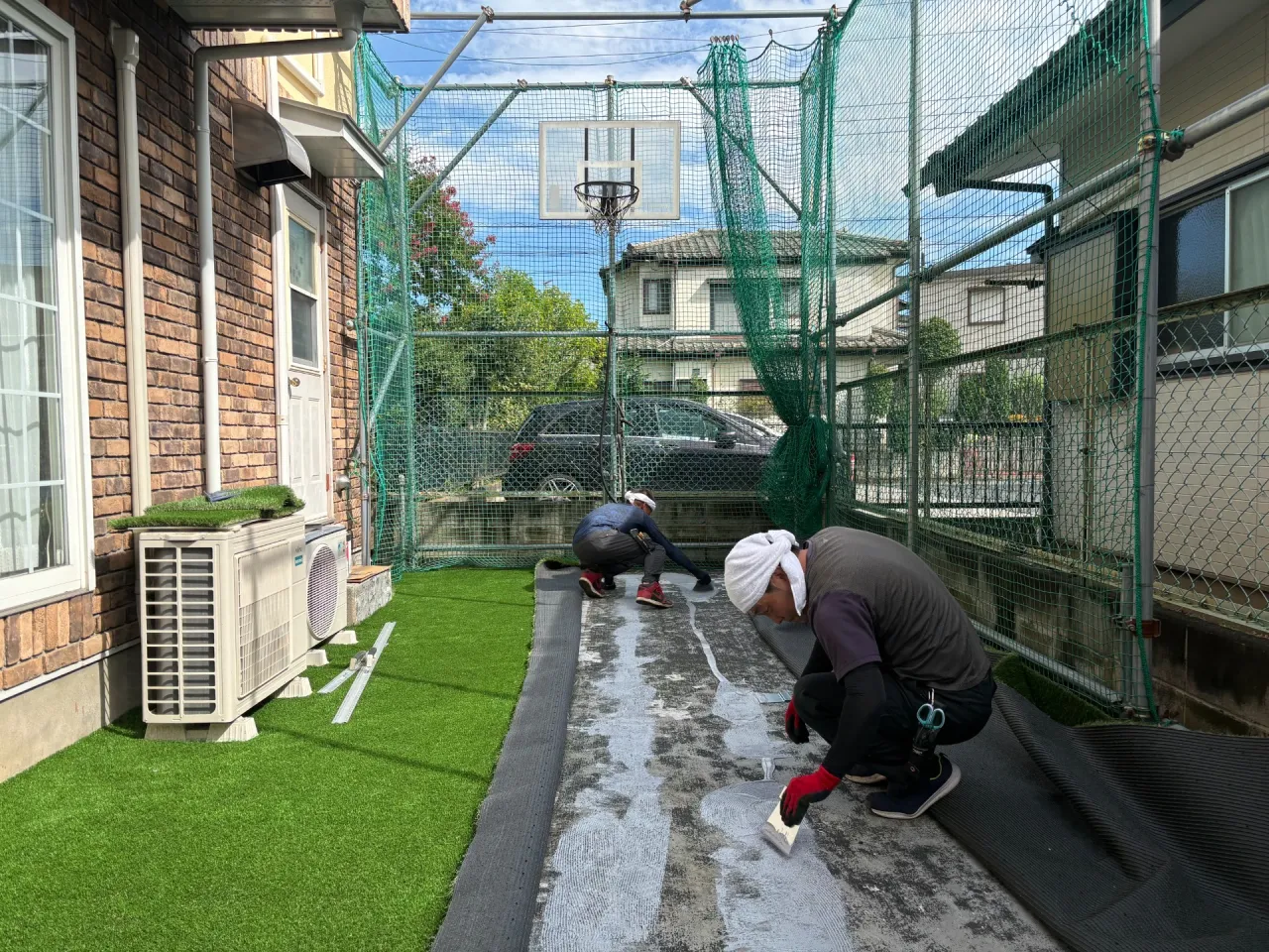 新しい人工芝をボンド接着していきます