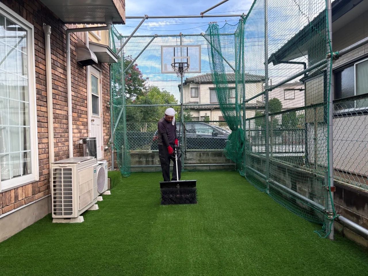 仕上げにブラッシングして芝生を起こしてあげます。