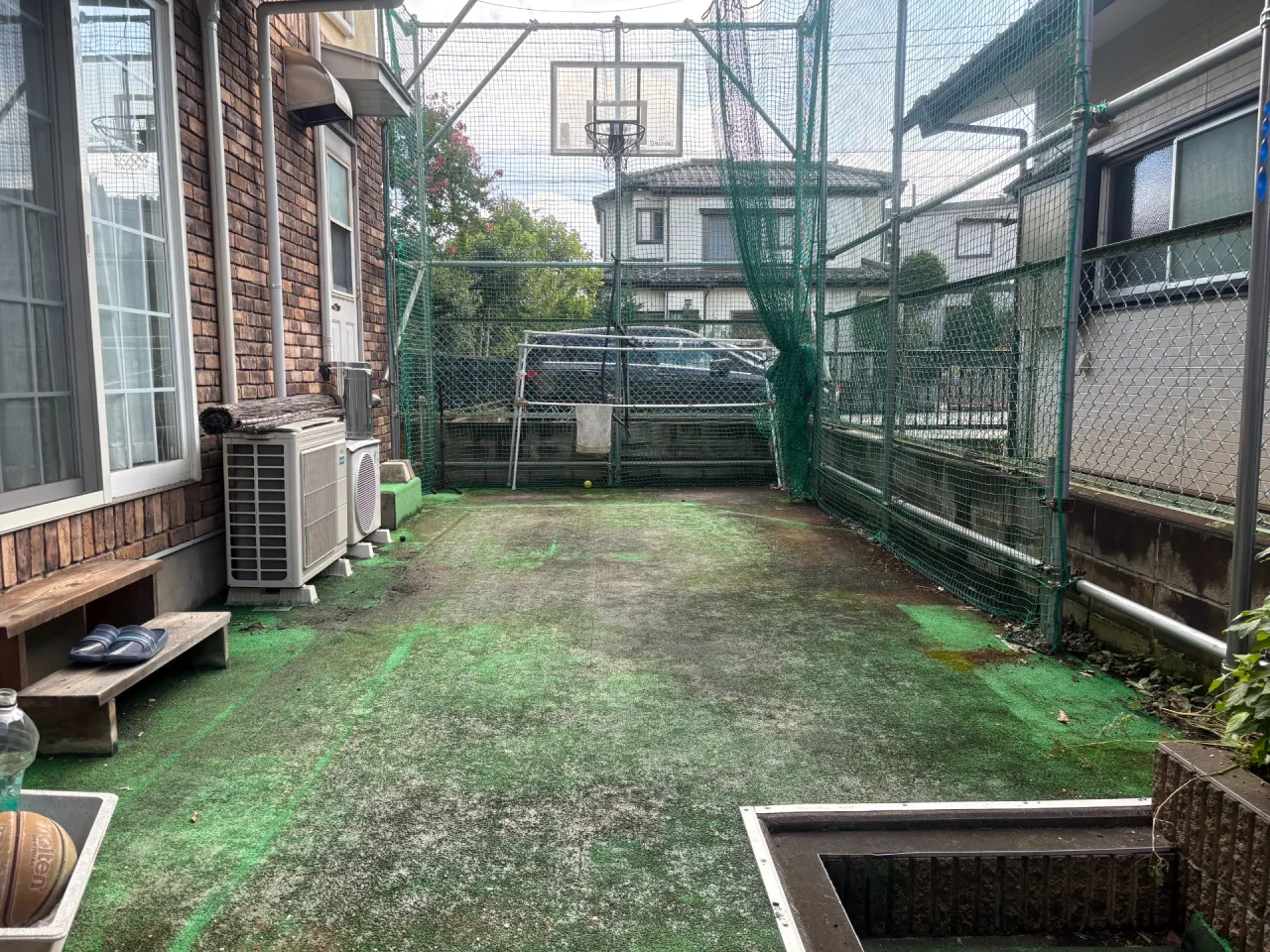劣化による芝葉の抜けが目立ちます