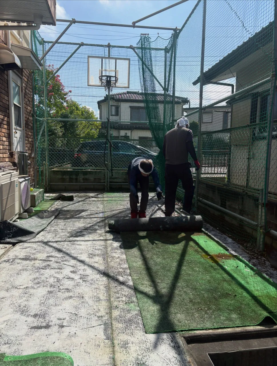 🌱 その人工芝、上から敷くだけじゃダメかも!? 👷🏼💥