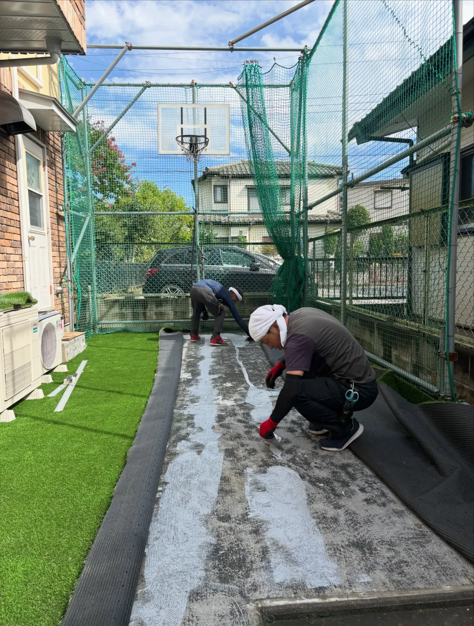🌱 その人工芝、上から敷くだけじゃダメかも!? 👷🏼💥