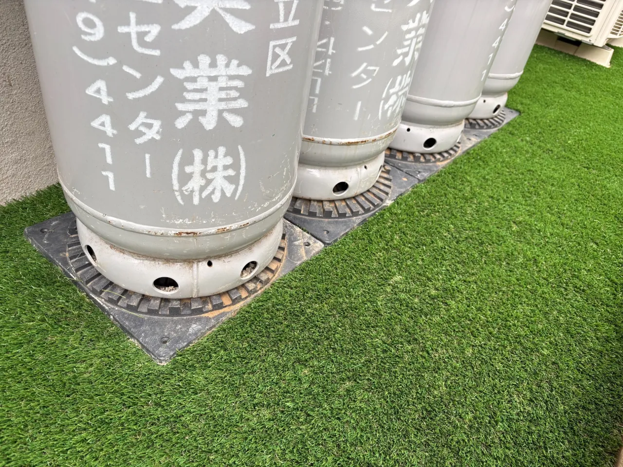 プロパンガスの下も人工芝を敷きこみ雑草対策