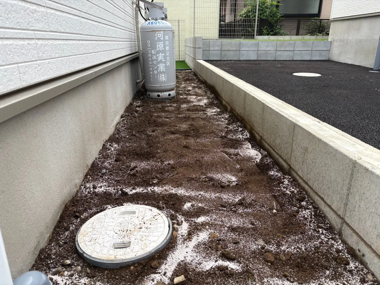 雑草対策に除草剤を散布