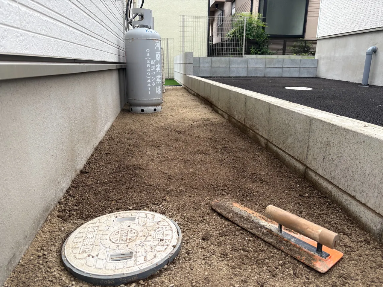 下地砂を入れて水平に慣らします