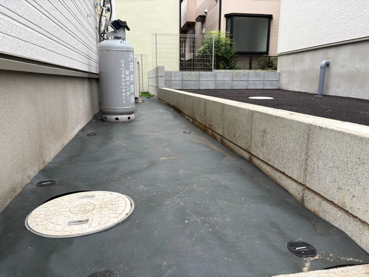 高耐久防草シートを隙間なく敷設