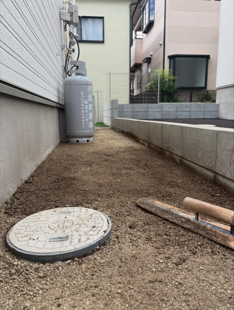🚨😱【まだ草むしりしてるの!? 家の裏が“雑草ジャングル”に...