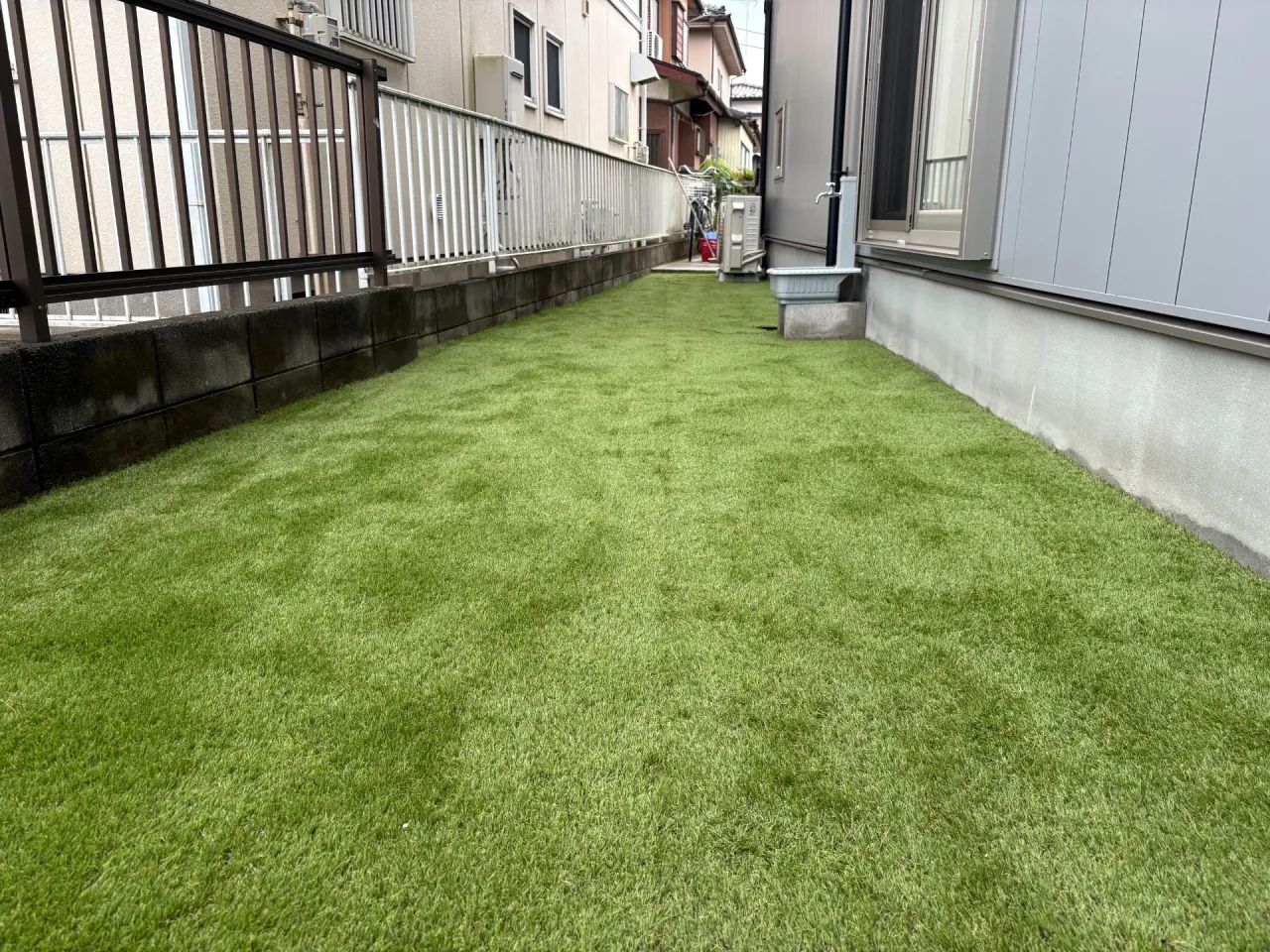 高密度人工芝で広々としたお庭の完成