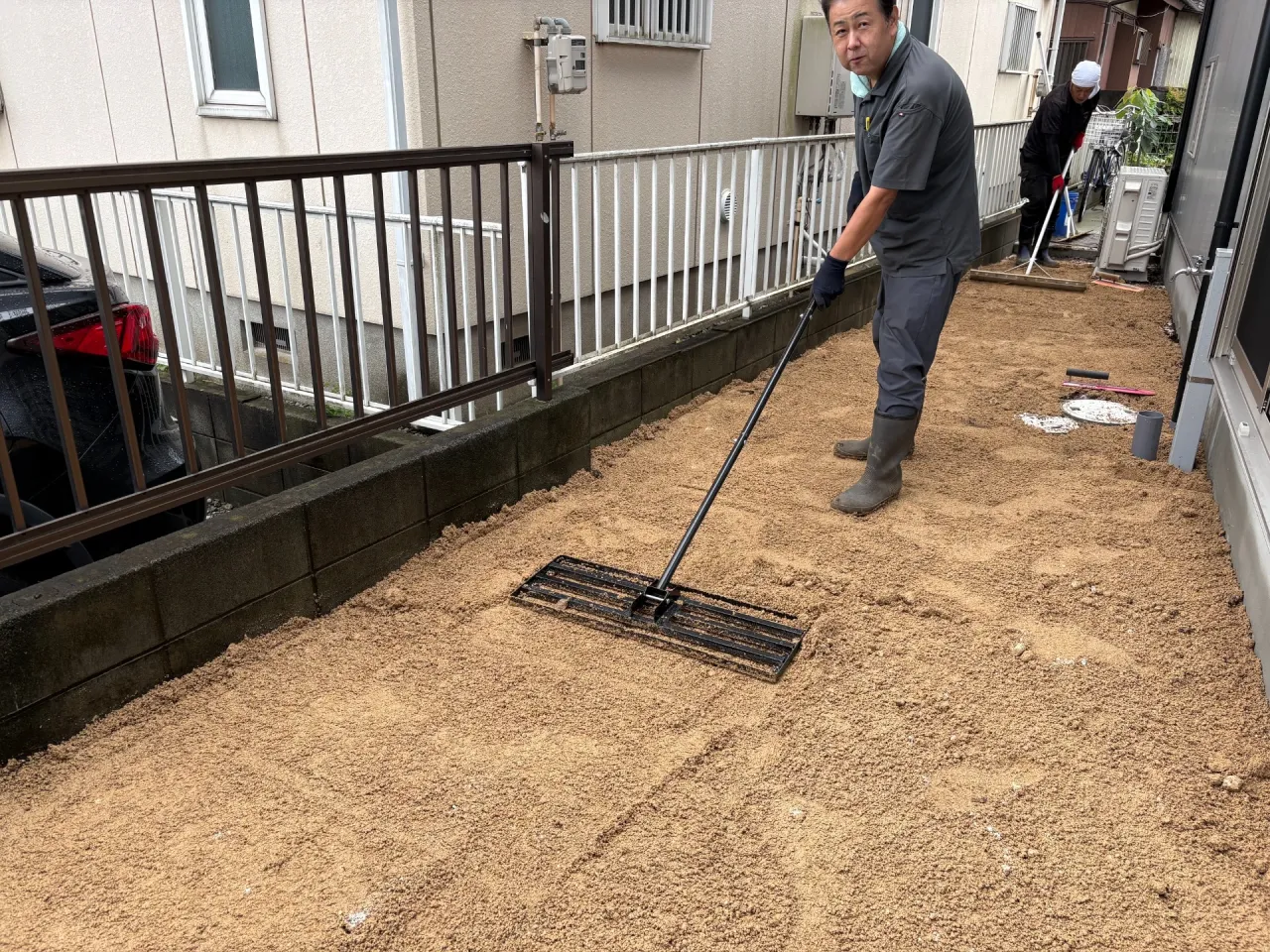 下地砂を搬入して整地していきます