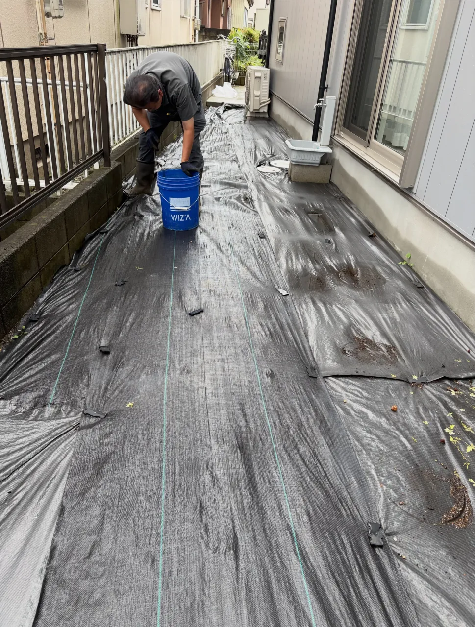 🏠😱 ちょっと待って！その新築のお庭、黒い防草シートのままで...