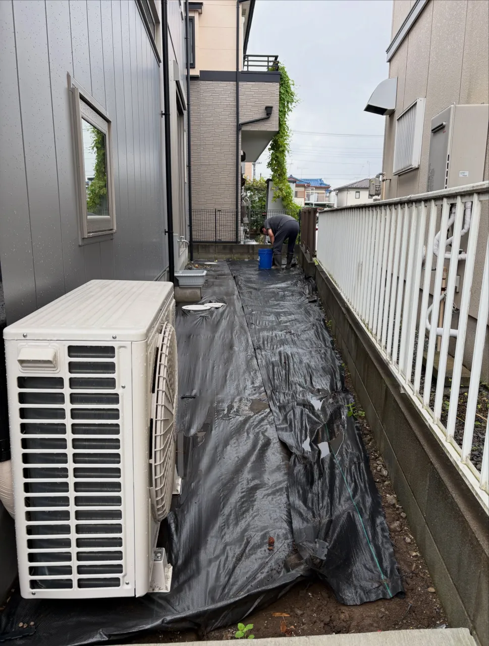 🏠😱 ちょっと待って！その新築のお庭、黒い防草シートのままで...