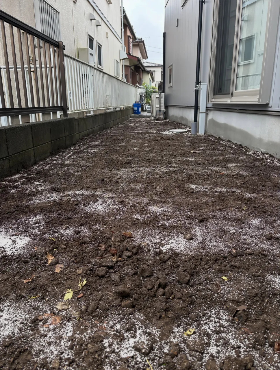 🏠😱 ちょっと待って！その新築のお庭、黒い防草シートのままで...