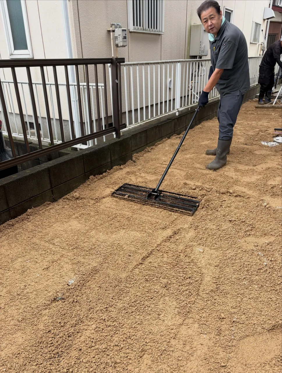🏠😱 ちょっと待って！その新築のお庭、黒い防草シートのままで...