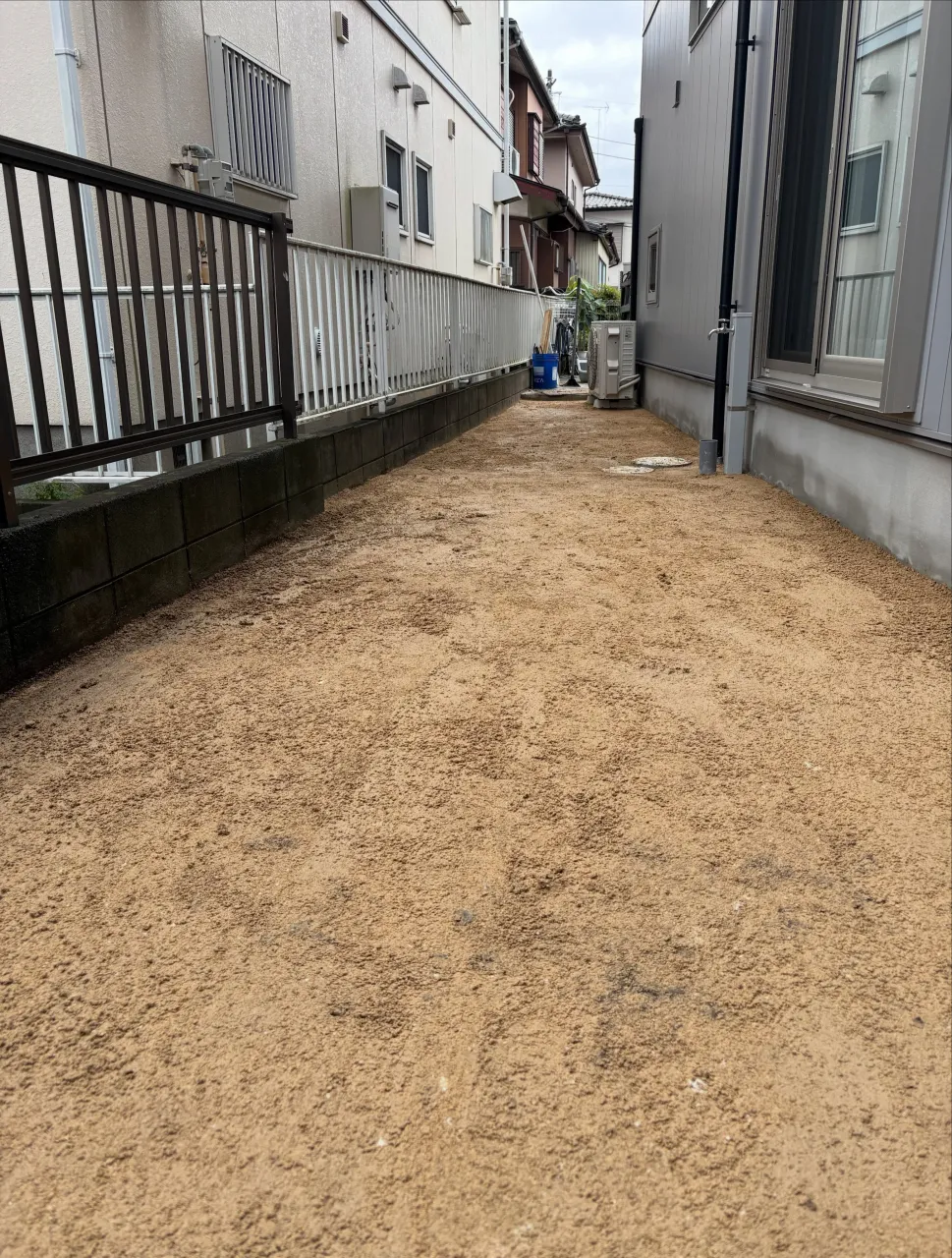 🏠😱 ちょっと待って！その新築のお庭、黒い防草シートのままで...