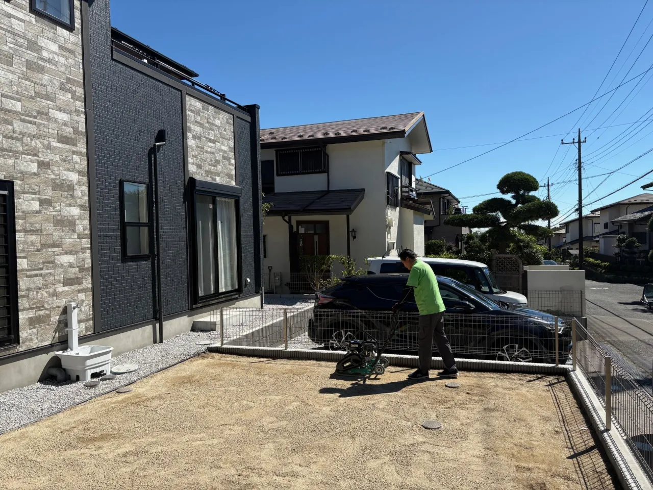 丁寧に転圧整地をして人工芝の下地を仕上げます
